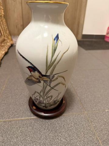 The Meadowland bird vase / limited édition franklin porcelai beschikbaar voor biedingen
