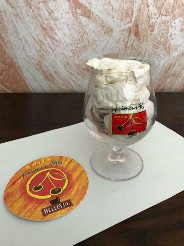 Belle-Veu kriek glas "primeur '96" & bierviltje, Verzamelen, Glas en Drinkglazen, Nieuw, Bierglas, Ophalen of Verzenden