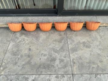 Hangbloempotten terracotta beschikbaar voor biedingen