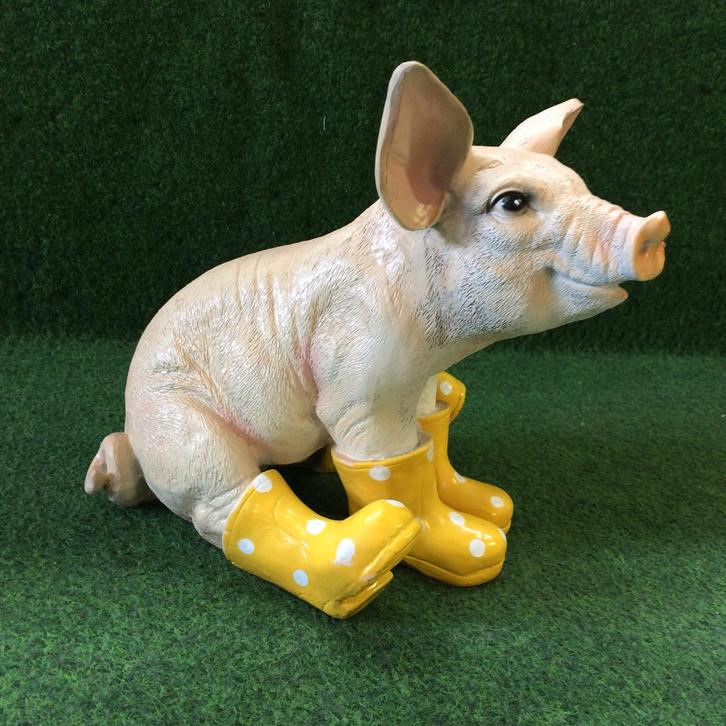 Varkend zittend met gele laarzen - decoratie - 30cm, Jardin & Terrasse, Statues de jardin, Neuf, Animal, Synthétique, Enlèvement ou Envoi