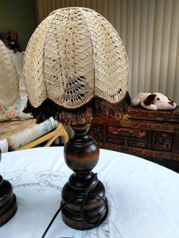 Antieke tafellamp met brocante gehaakte lampenkap.