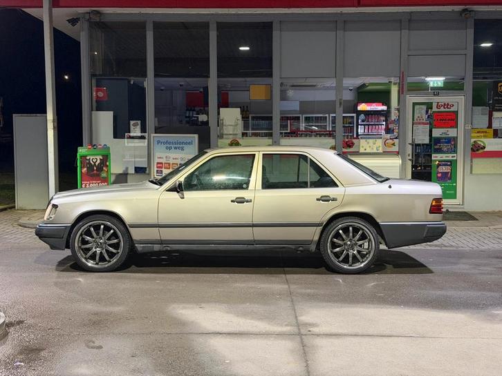 Mercedes 230 E tijdloze klassieker, Auto's, Mercedes-Benz, Bedrijf