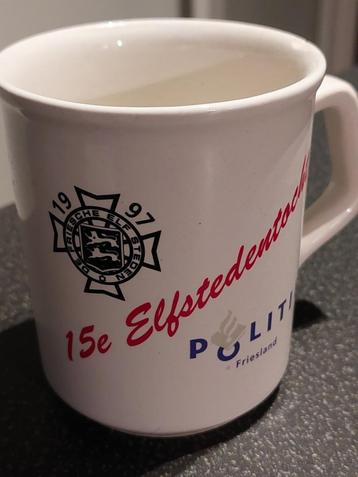 Mok Elfstedentocht 1997 POLITIE! (RETRO!!). beschikbaar voor biedingen