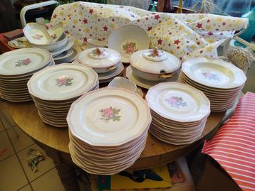 GROOT ANTIEK PORSELEINSERVIES VAN BAUDOUR CERABEL beschikbaar voor biedingen