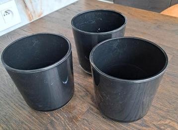3 zwarte bloempotjes. 1,50€/stuk beschikbaar voor biedingen