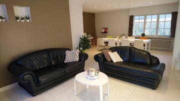2 donkerblauwe lederen sofa’s beschikbaar voor biedingen