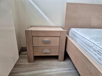 Lit + 2 tables de chevet beschikbaar voor biedingen