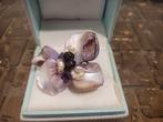 Paarse bloemenring met parelmoer, Handtassen en Accessoires, Ringen, Gebruikt, Paars