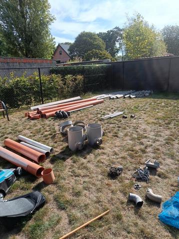Verscheidene pvc buizen en toebehoren  beschikbaar voor biedingen