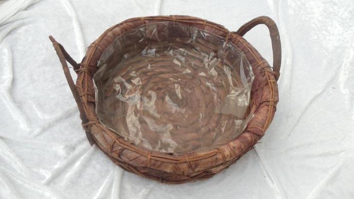 Presentatie roos rond mandje afgewerkt met bladeren, Huis en Inrichting, Woonaccessoires | Schalen en Manden, Zo goed als nieuw