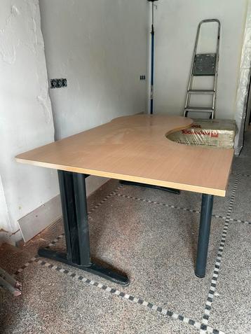 Bureau d’angle beschikbaar voor biedingen