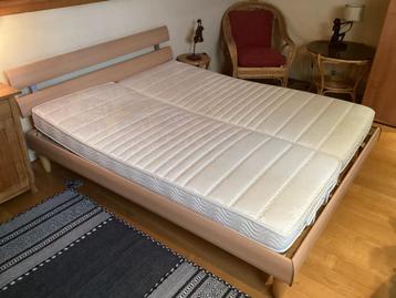 Bed met lattenbodems en matras beschikbaar voor biedingen
