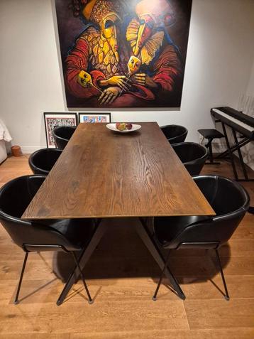 Mooi tafel met 6 stoelen.  beschikbaar voor biedingen