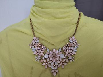 Ketting met witte en roze bloemetjes beschikbaar voor biedingen