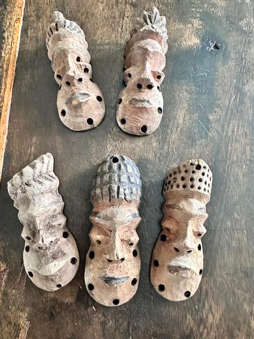 Pende 5 Ikhoko amuletten in hout tribale etnische kunst 1930, Antiek en Kunst, Kunst | Niet-Westerse kunst, Verzenden