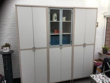 Wandkast in drie delen beschikbaar voor biedingen