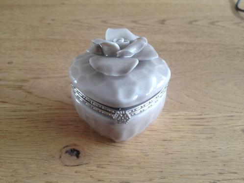 Boîte à pilules en porcelaine grise avec rose, neuve, Antiquités & Art, Antiquités | Porcelaine, Enlèvement ou Envoi
