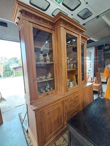 Grote vitrinekast in pitch pine  beschikbaar voor biedingen