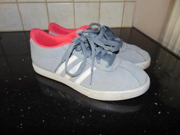 Sneakers Adidas maat 37,5 in zeer goede staat beschikbaar voor biedingen