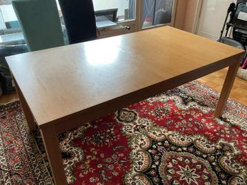 Table a manger beschikbaar voor biedingen