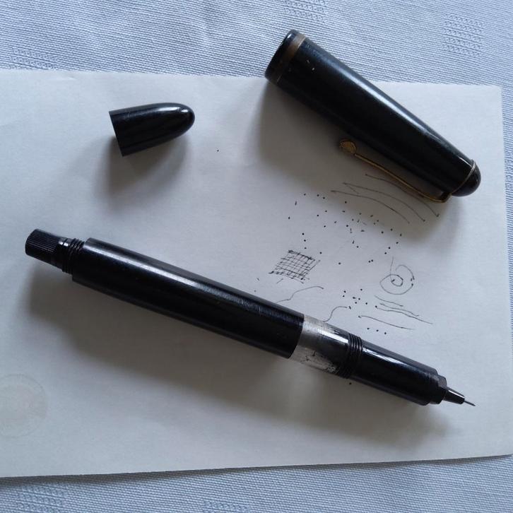 Vintage zuigvulpen met naaldpunt " Bermond"., Verzamelen, Pennenverzamelingen, Gebruikt, Ophalen of Verzenden
