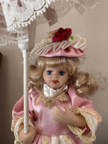 Decoratieve pop beschikbaar voor biedingen
