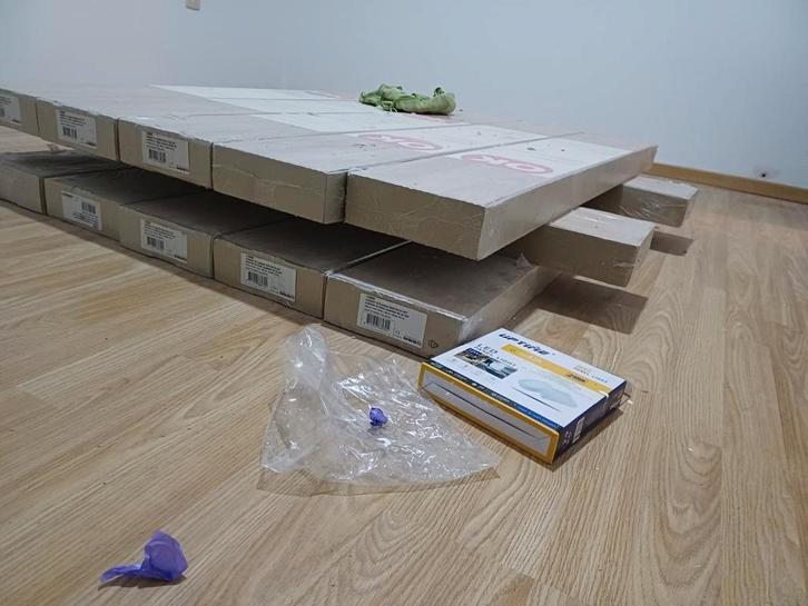 Parquet stratifié 36m carrée sur la louviere, Huis en Inrichting, Stoffering | Vloerbedekking, Parket