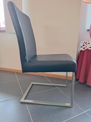 4 leren stoelen beschikbaar voor biedingen