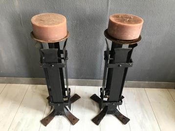 2 x Art Deco Kaarsenkandelaars Gietijzer beschikbaar voor biedingen