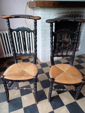 2 chaises d'église avec nom gravé.  beschikbaar voor biedingen