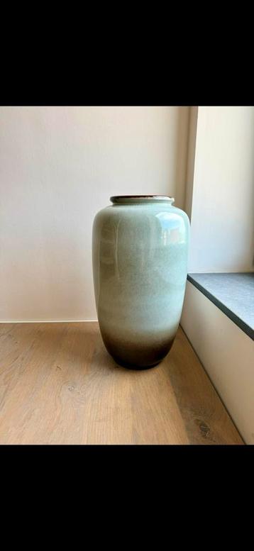 Grote vaas, West Germany beschikbaar voor biedingen