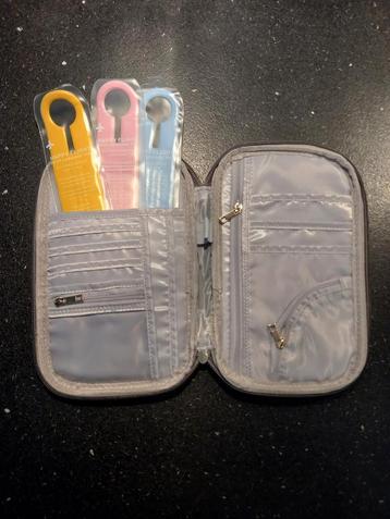 Tasje voor reisdocumenten beschikbaar voor biedingen