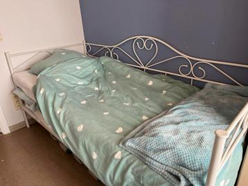 Meisjesbed  met hartjes 90x200cm incl lattenbodem beschikbaar voor biedingen