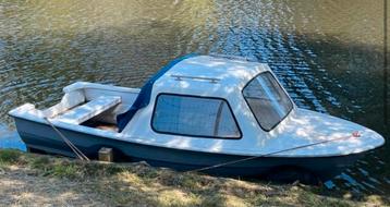 Motorboot met kajuit en trailer beschikbaar voor biedingen