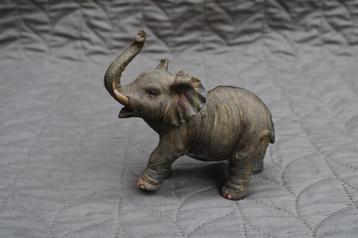 *Stappende olifant met slurf omhoog  beschikbaar voor biedingen
