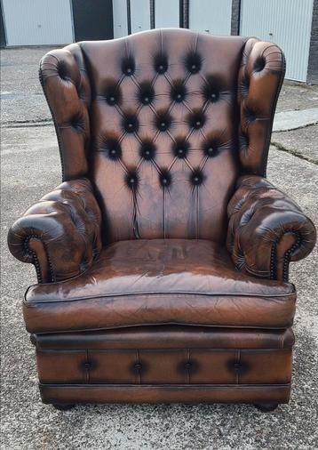 Hele dikke vintage Chesterfield oorfauteuil bruin gevlamd beschikbaar voor biedingen