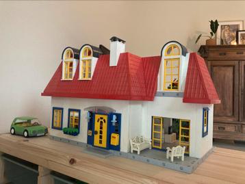 Playmobil villa/huis met auto en meubeltjes beschikbaar voor biedingen