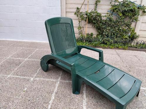 Stevig kunststof ligbed met wielen - acadia groen, opbergvak, Tuin en Terras, Ligbedden, Gebruikt, Kunststof, Verstelbaar, Verrijdbaar