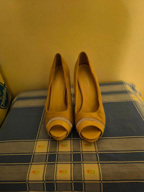 Beige damesheels, 11cm hoog met open teentjes (maat 39), Kleding | Dames, Schoenen, Zo goed als nieuw, Schoenen met hoge hakken