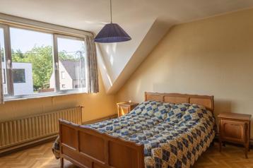 Volledige houten slaapkamer in zeer goede staat beschikbaar voor biedingen