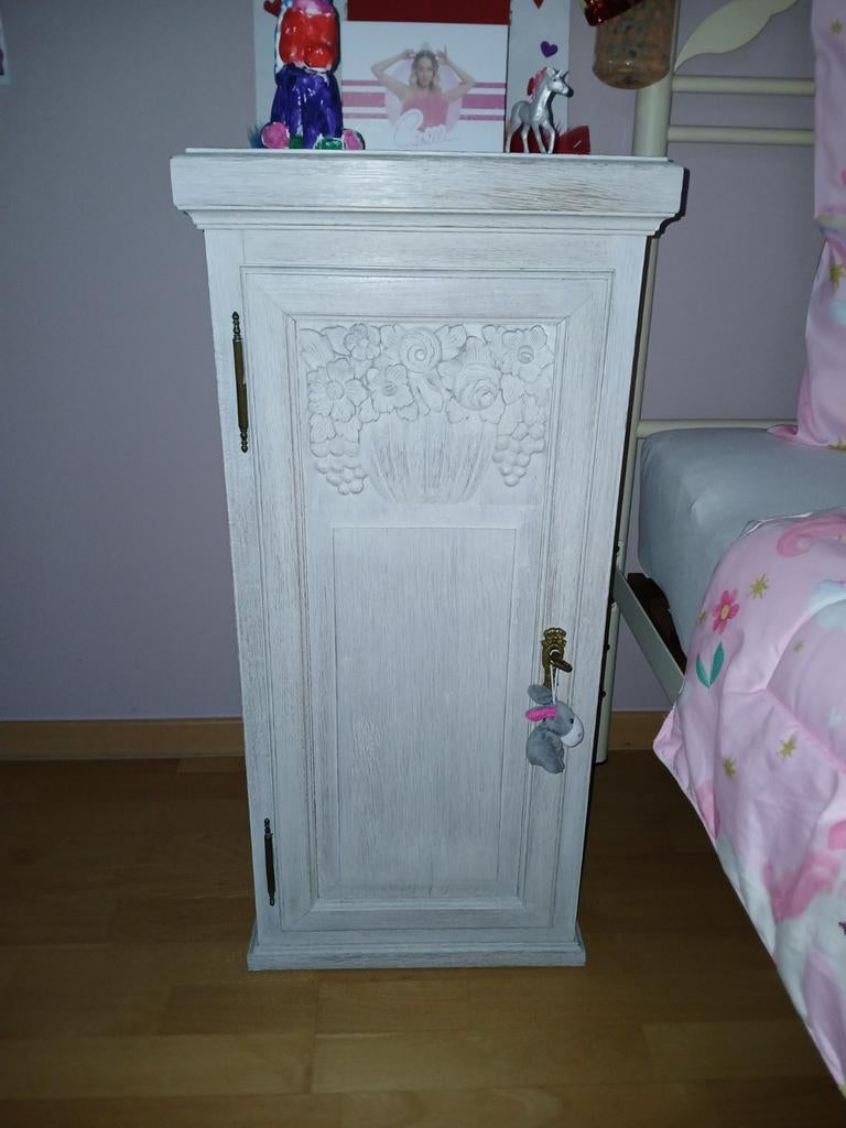 Wit nachtkastje – mooie staat (ideaal meisjeskamer), Huis en Inrichting, Kasten | Overige, Ophalen