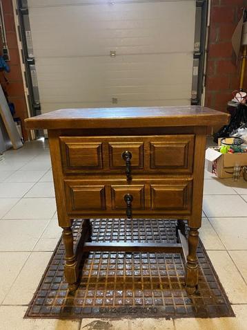 Klein nachtkastje met houten meubilair beschikbaar voor biedingen
