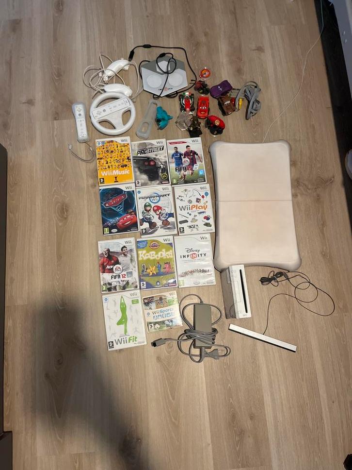 Lot Nintendo Wii complet - 13 jeux - 2 manettes- etc, Games en Spelcomputers, Spelcomputers | Nintendo Wii, Gebruikt, Met 2 controllers