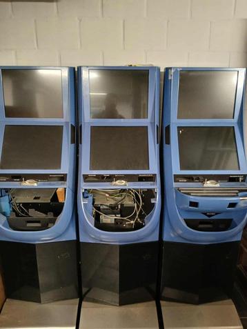 3 stuks automaten met touchscreen beschikbaar voor biedingen