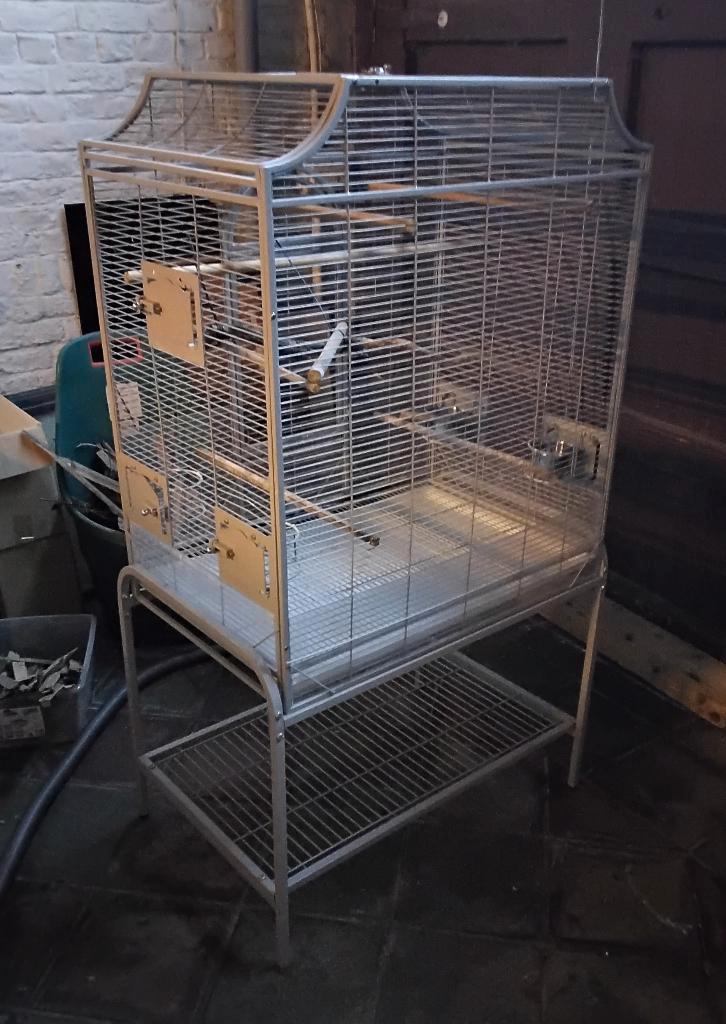 Grote vogelkooi op staander, Animaux & Accessoires, Oiseaux | Cages & Volières, Utilisé, Cage à oiseaux, Métal, Enlèvement