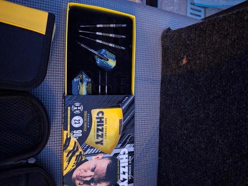 setje dartspijlen + cases dave chisnall NIEUWSTAAT, Sport en Fitness, Darts, Zo goed als nieuw, Pijlen, Verzenden
