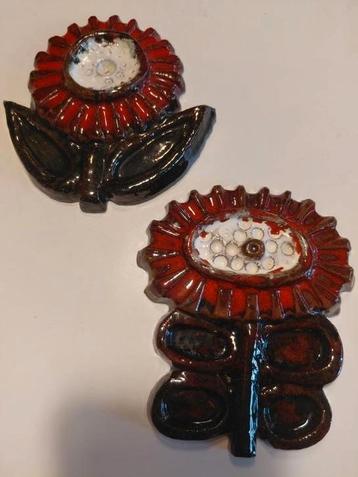 2 bloemen in geglazuurde keramiek met signatuur  beschikbaar voor biedingen