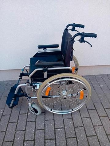 Rolstoelmodel Moly van het merk Uniroll onberispelijk met beschikbaar voor biedingen