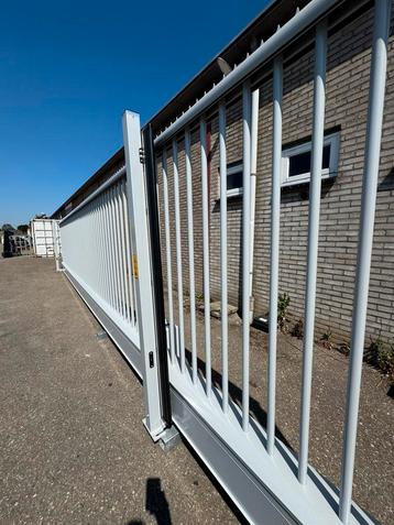 Splinternieuwe schuifpoort Automatisch !!  beschikbaar voor biedingen