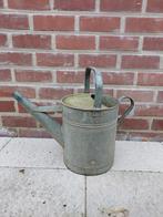 Metalen gieter voor bloemen, Ophalen